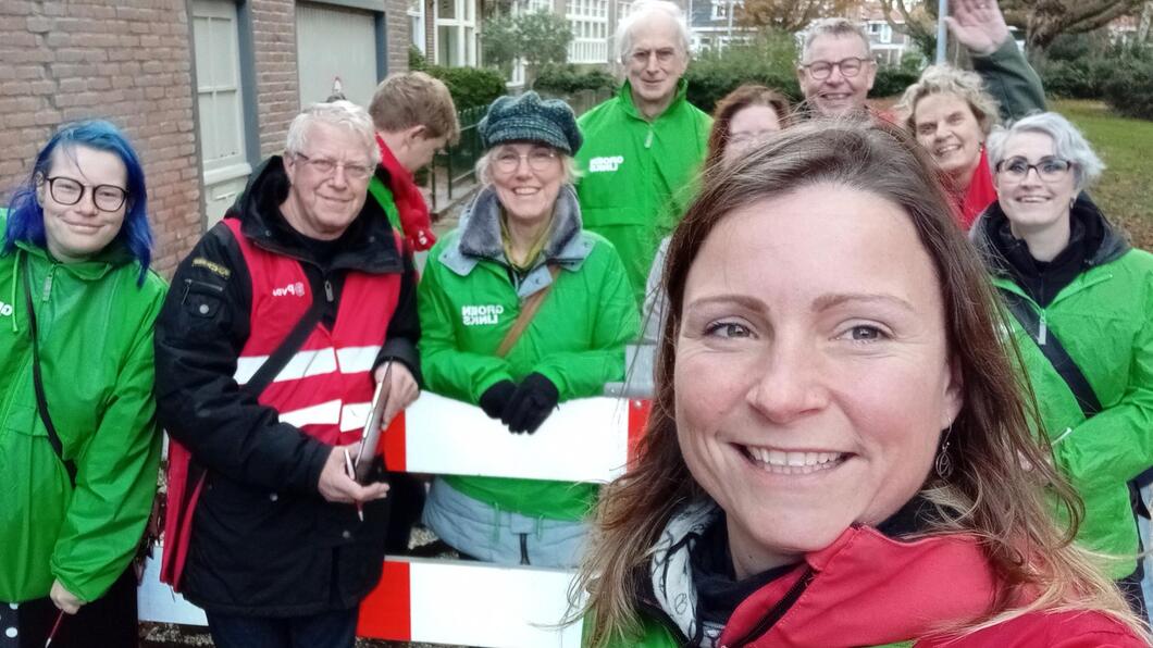 Op de foto staan meerdere leden van GroenLinks Den Helder en PvdA Den Helder op een rij. Voor de groep staat kandidaat-kamerlid Paulien Gankema. 
