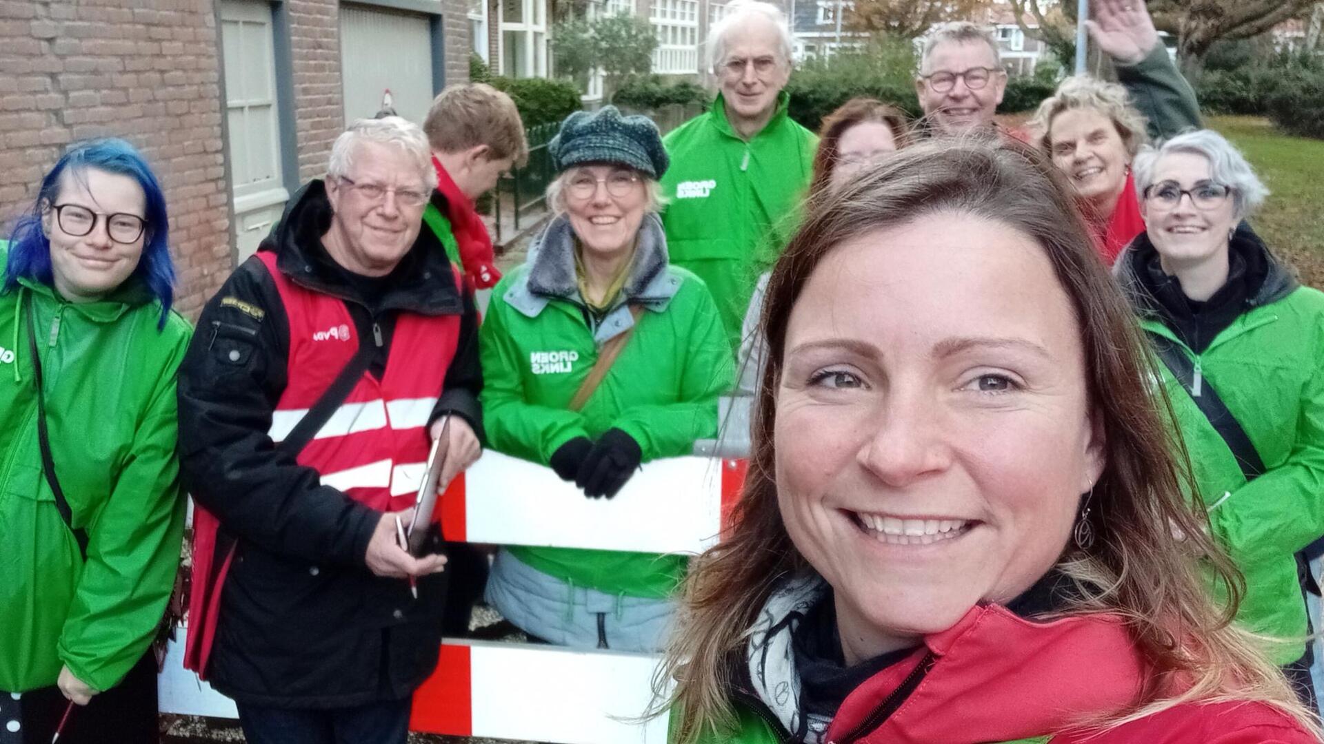 Op de foto staan meerdere leden van GroenLinks Den Helder en PvdA Den Helder op een rij. Voor de groep staat kandidaat-kamerlid Paulien Gankema. 