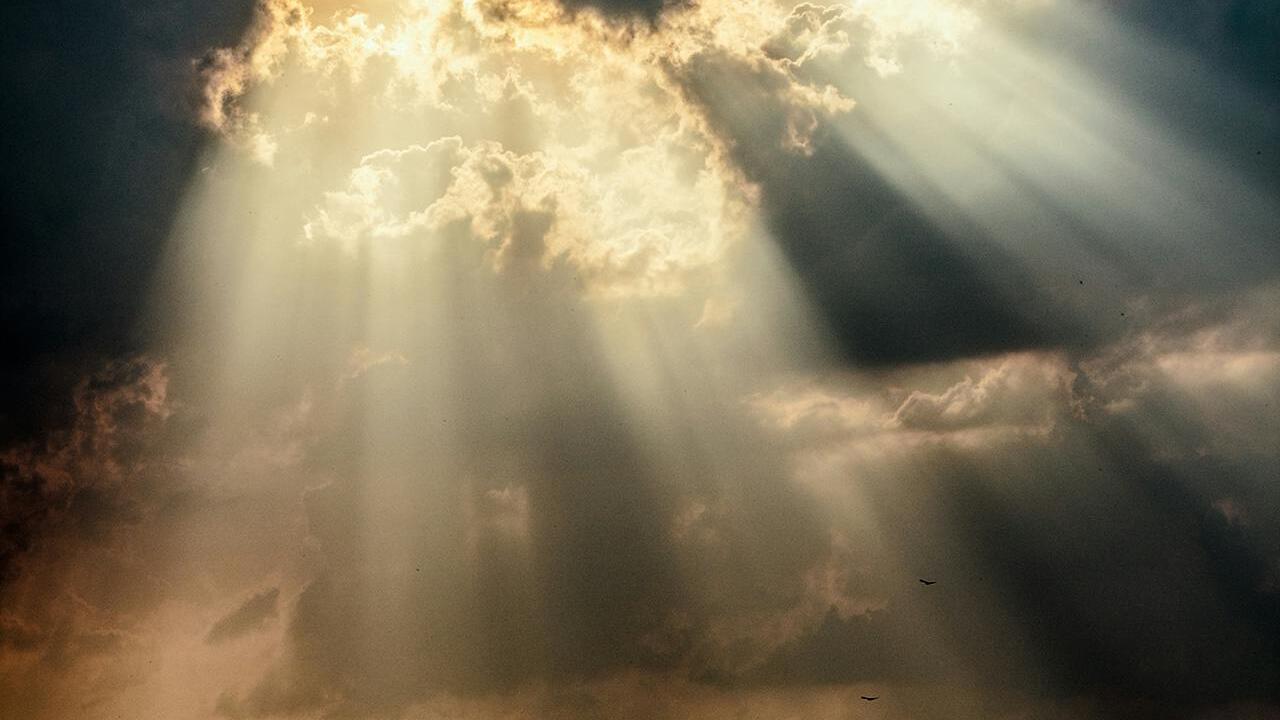 Zonneschijn breekt door duistere wolken
